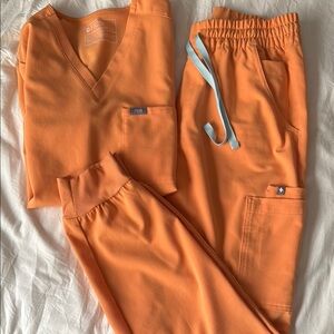 LIKE NEW Shaka Orange FIGS Scrub Set